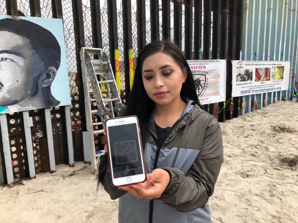 Mural fronterizo narra historias de deportados